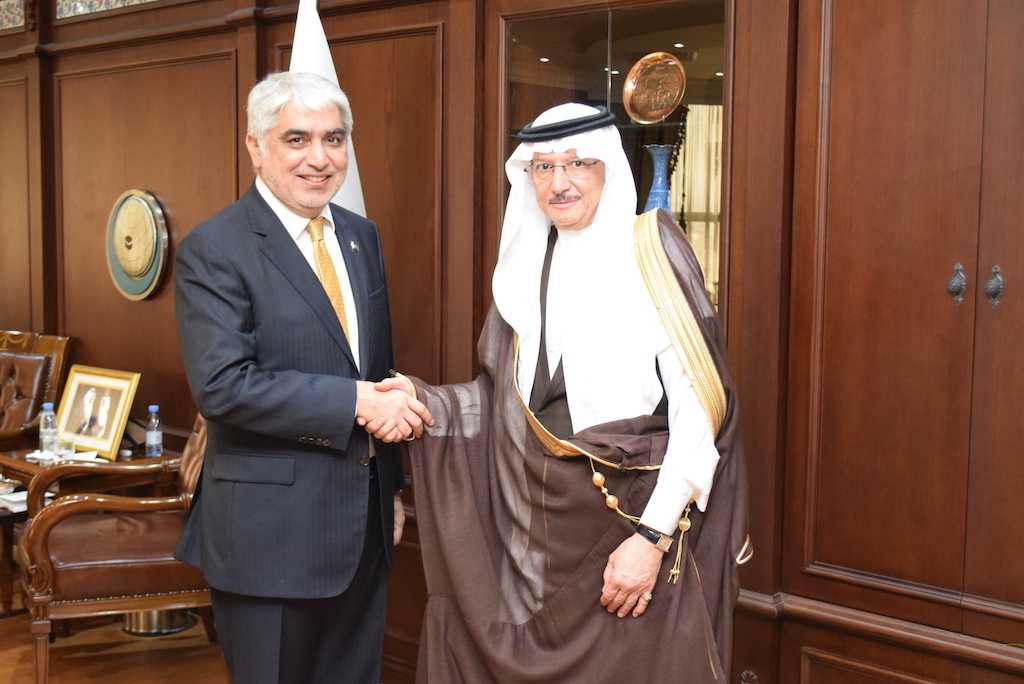 Al Othaimeen Meets Consul