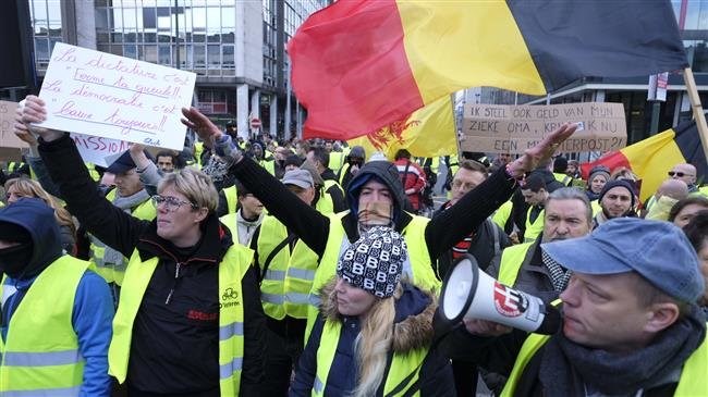 Hundreds of yellow vest