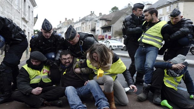 Thousands of yellow vests