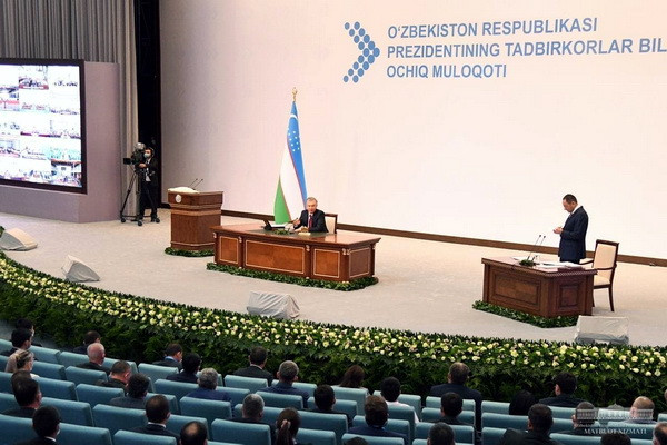 last President of Uzbekistan Shavkat Mirziyoyev holds a dialogue with entrepreneur1